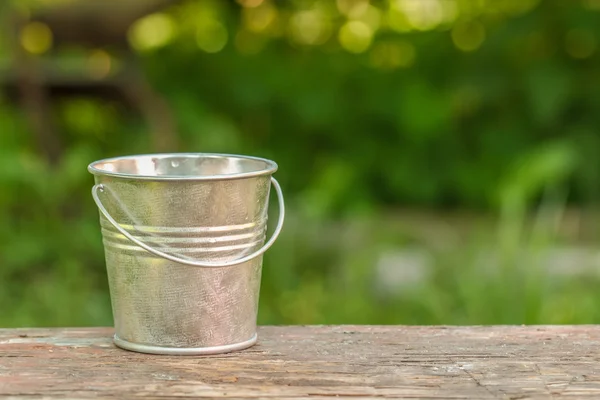 yeşil bir arka plan üzerinde kurulu boş kova