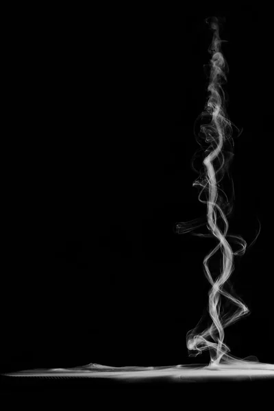 Абстракція торнадо диму на чорному тлі — стокове фото