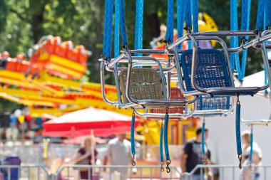 bir kamu park atlıkarınca içinde iki sandalye