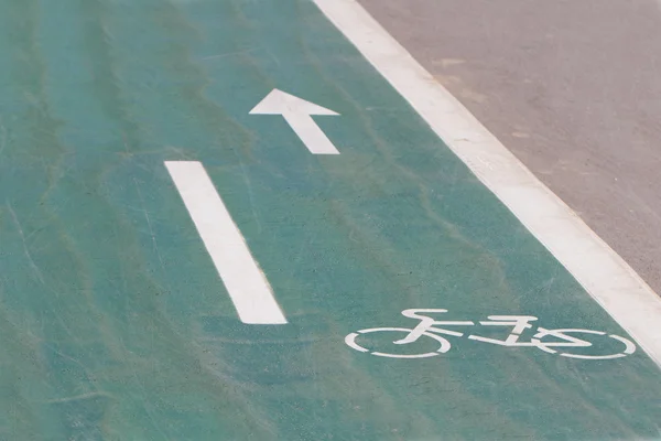 Bir bisiklet yolu üzerinde oturum