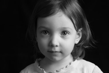 siyah bir arka plan üzerinde siyah beyaz portre