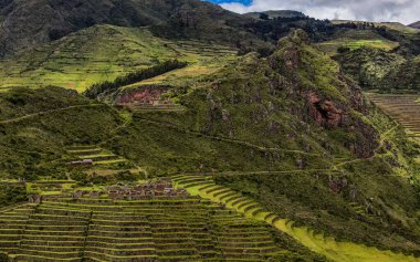 Peru 'nun Kutsal Vadisi' ndeki Pisac arkeolojik sahasının bir kısmını harabelerin yakın plan insansız hava aracı resimleri..