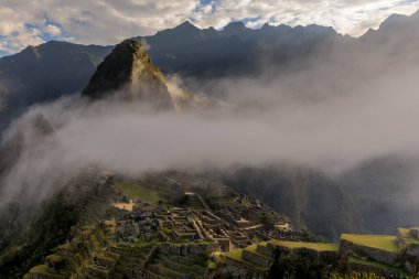 Machu Picchu 'nun eski İnka şehir tapınağı bir sis bulutuyla çevrili.