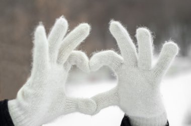 Bir kalp bir arada tutan eller