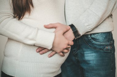 Mutlu bir genç çift yeni bir bebek bekliyor