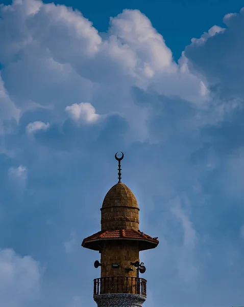 Minaret of the mosque on the background of the cloudy sky — Stock Photo, Image