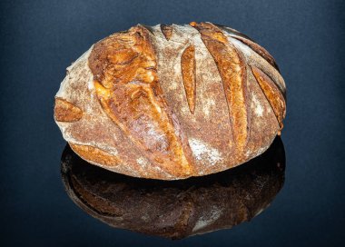 Parlak bir masada bir somun ekmek