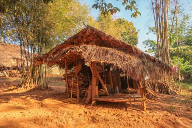 Tayland 'da bir kabile köyünde bambu kulübesi.