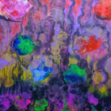 Su yüzeyindeki yağ kabarcıklarının altındaki kaotik çok renkli yapı