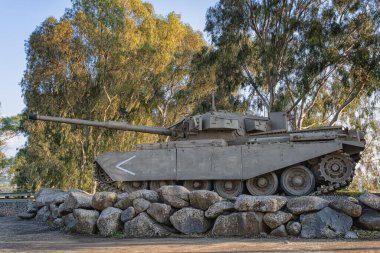 Eski İsrail tankı Merkava tarlada duruyor, Ramat HaGolan, İsrail