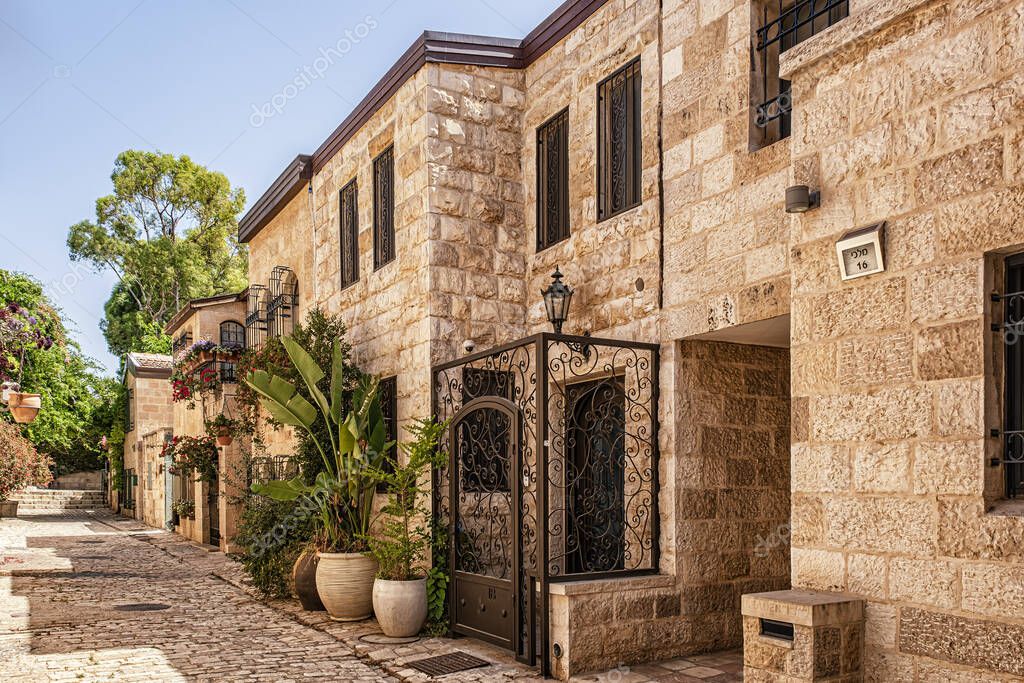 Jerusalén, Israel - 12 de junio de 2021: Casas antiguas en el distrito de  Yemin Moshe, Jerusalén, Israel. 2023