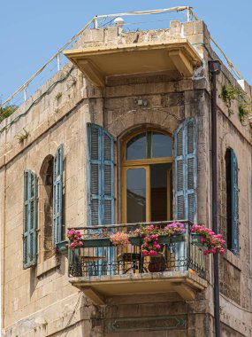 Tel Aviv - Jaffa, İsrail - 22 Mayıs 2021: Vintage pencereler ve Jaffa 'da eski bir evin balkonu.