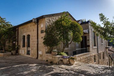 Kudüs, İsrail - 12 Haziran 2021: Yemin Moshe ilçesindeki eski evler, Kudüs, İsrail.