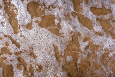 Dalgaların ve deniz köpüğünün kıyı şeridine yayılması..