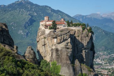 Meteora, Yunanistan - 03 Mayıs 2024: Yunanistan 'daki Meteora Manastırı Dağ Manastırı.