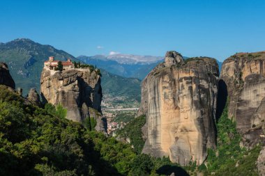 Meteora, Yunanistan - 03 Mayıs 2024: Yunanistan 'daki Meteora Manastırı Dağ Manastırı.