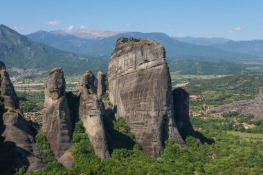 Açık Mavi Gök Altında Yunanistan 'daki Meteora Dağlarının Etkileyici Kaya oluşumları.
