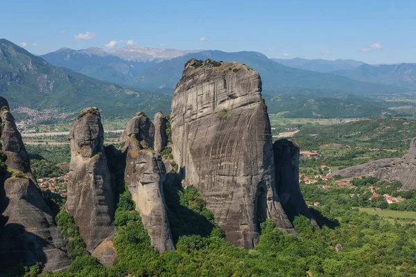 Açık Mavi Gök Altında Yunanistan 'daki Meteora Dağlarının Etkileyici Kaya oluşumları.