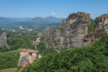 Yunanistan 'da Görkemli Kaya oluşumları üzerine inşa edilen Meteora Manastırları.