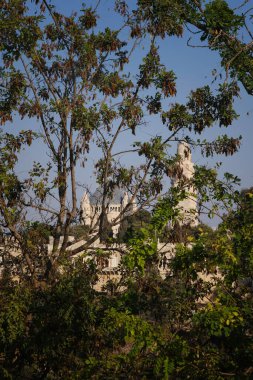 Kudüs, İsrail - 26 Mayıs 2025: Yeşillik üzerinden Dormition Abbey ve Bell Tower.