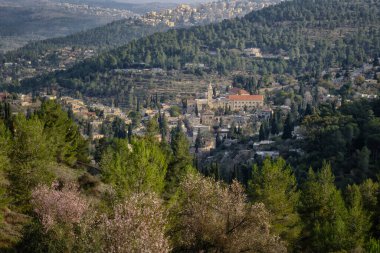 Kudüs, İsrail - 26 Mayıs 2025: Fransisken Manastırı ve Vaftizci Yahya Kilisesi ve Ein Karem Köyü.