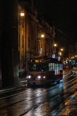 Prag, Çek Cumhuriyeti - 20 Aralık 2024: Prag 'da Islak Cadde' de Gece Tramvayı.