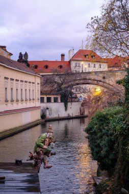 Prag, Çek Cumhuriyeti - 20 Aralık 2024: Prag 'daki Şeytan Kanalı ve Köprüsü Akşam Görüşü.