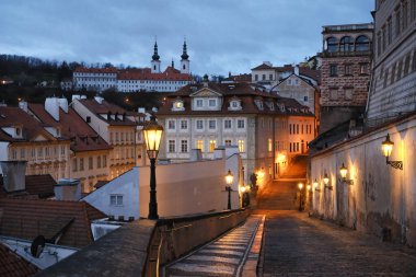 Prag, Çek Cumhuriyeti - 20 Aralık 2024: Prag Caddesi 'ndeki Tarihi Binalar ve Fenerlerin Akşam Görüşü.