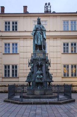 Prag, Çek Cumhuriyeti - 20 Aralık 2024: Prag 'da Kral IV. Charles' ın Bronz Heykeli.