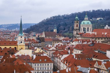 Prag, Çek Cumhuriyeti - 20 Aralık 2024: Prag Eski Kent Tarihi Çatı ve Kilise Kuleleri.