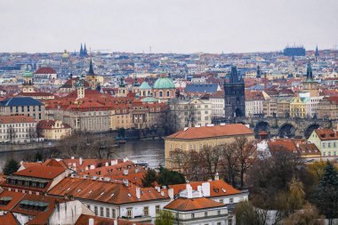 Prag, Çek Cumhuriyeti - 20 Aralık 2024: Tarihi Prag ve Vltava Nehri üzerindeki Charles Köprüsü.
