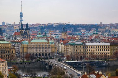 Prag, Çek Cumhuriyeti - 20 Aralık 2024: Prag Şehri Tarihi Mimari ve Nehir Köprüsü ile Panoramik Görüş.