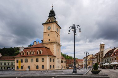 Brasov, Romanya - 18 Haziran 2024: Romanya 'nın Brasov kentindeki Konsey Evi ve Ana Meydanı.