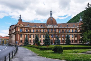 Brasov, Romanya - 18 Haziran 2024: Brasov 'daki Tarihi Hükümet Binası.