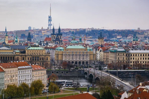 Prag, Çek Cumhuriyeti - 20 Aralık 2024: Prag Şehri Tarihi Mimari ve Nehir Köprüsü ile Panoramik Görüş.
