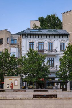 Bükreş, Romanya - 24 Haziran 2024: Bükreş 'te Süslü Detaylarla Tarihi Cephe.