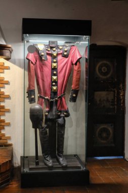 Bran, Romanya - 24 Haziran 2024: Bran Kalesinde Ortaçağ Zırhlı Sergisi.