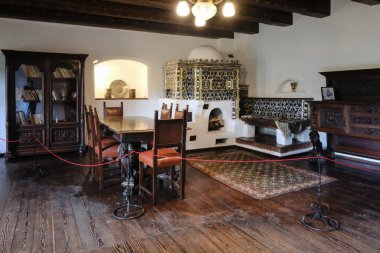 Bran, Romanya - 24 Haziran 2024: Bran 'da Şömineli Tarihi İçişleri Odası.