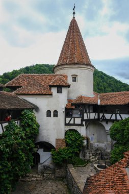 Bran, Romanya - 24 Haziran 2024: Transilvanya 'daki Bran Kalesinin İç Avlusu.