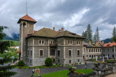 Busteni, Romanya - 24 Haziran 2024: Busteni 'deki Cantacuzino Şatosu Tarihi Mimarisi.