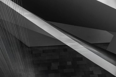 Keskin Çapraz Kirişler ve Siyah ve Beyaz Kablo Kurulumundan Minimalist Mimari Bileşimi.