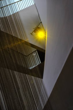 Modern Koridorda Ilık Işıklar ve Parıldayan Dikey Dokulara sahip İç Mimari Soyut.