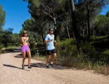 Akdeniz çam ormanlarında spor yapan çift