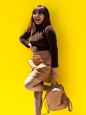 Latin ve esmer kadınlar, gülümseyen, sarı arkaplan