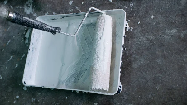 Beyaz boya uygulayan boya silindiri