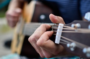 Adam yalnız gitar çalmak