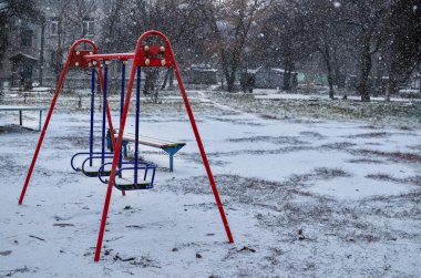 Bir parkta çocuk salıncak .