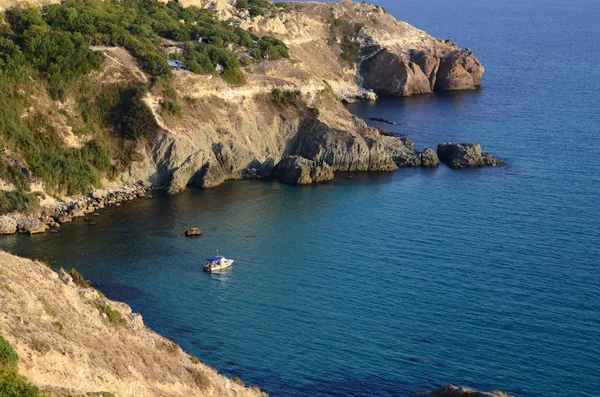 Il mantello del diavolo. Vista soleggiata del Mar Nero . — Foto Stock