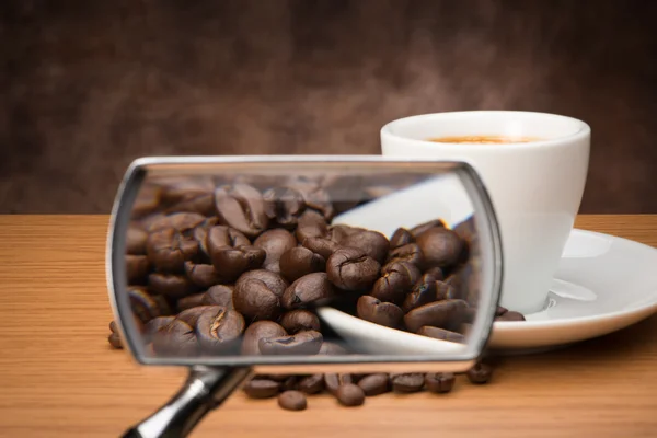 Kaffekopp med förstoringsglas — Stockfoto