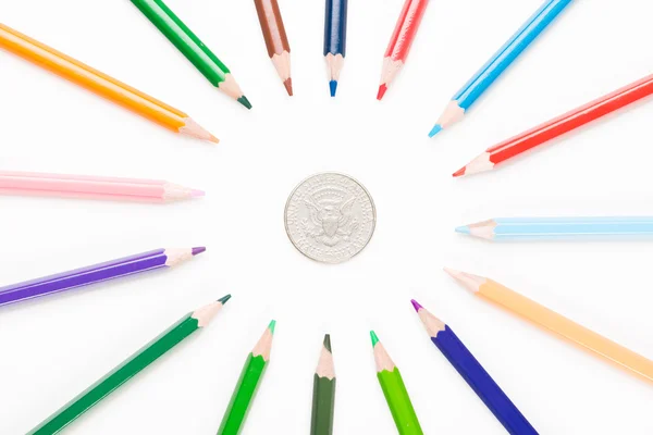 Цветной карандаш с долларом — стоковое фото